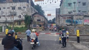 KAI Pasang Palang Pintu Sementara Dekat Stasiun Bekasi Timur | EQUITYWORLD SEMARANG