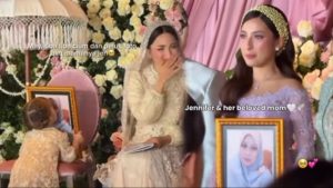 Bikin Netizen Gemas, Kamari Cium Foto Mendiang Ibu Jennifer Coppen: Pasti Sering Meniru Mamanya | EQUITYWORLD SEMARANG
