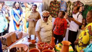 Dorong Penguatan Ekonomi Kreatif, Wamendagri Ribka Buka Pasar Murah dan Pameran UMKM di Papua | EQUITYWORLD SEMARANG