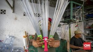 FOTO: Menyulap Limbah Botol Plastik Jadi Cuan Warga di Ibu Kota | EQUITYWORLD SEMARANG